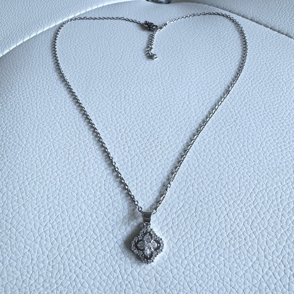 Silver Clover Sweet Alhambra pendant necklace NWT - Picture 5 of 7